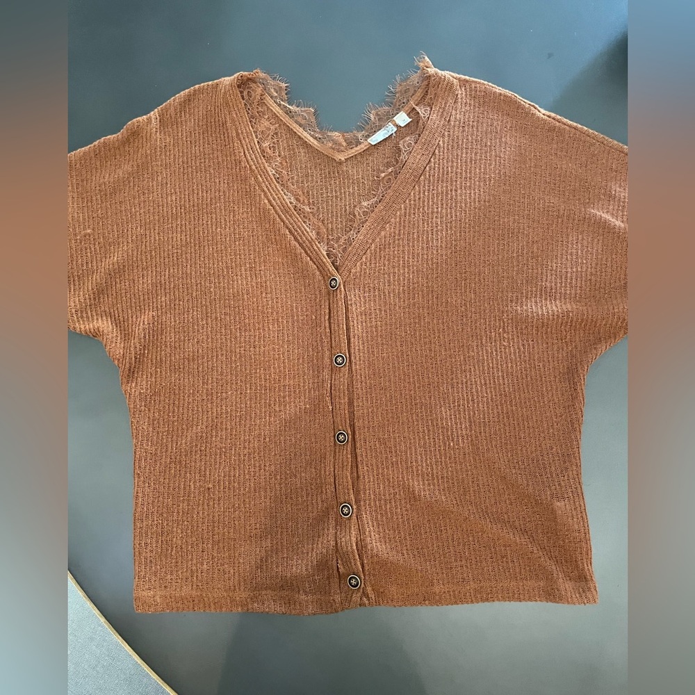 Buckle BKE Women’s Burnt Orange Short sleeved V-neck sweater Size M